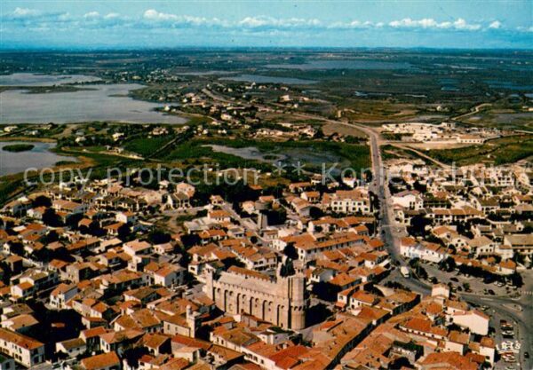Les Saintes-Maries-de-la-Mer Village et l'Eglise blottis au millieu