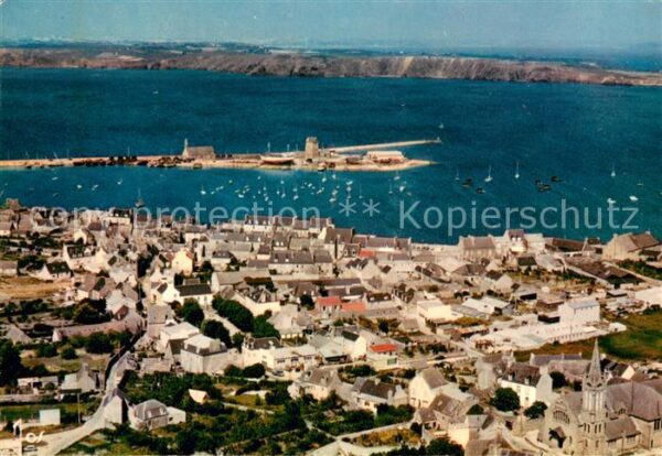 Camaret-sur-Mer Vue generale aerienne de la ville vers