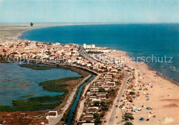 Les Saintes-Maries-de-la-Mer Vue aérienne sur la plage et les cabane