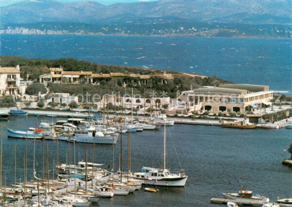Le Brusc Le port des Embiez Bateaux a quai