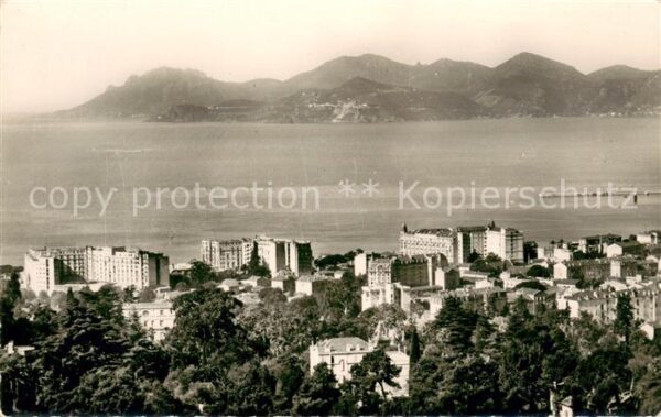 Cannes Alpes-Maritimes Les Grands Hotels au fond l’Esterel Vue