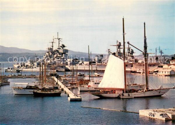 Toulon Var Yachts de plaisance cotoyant les batime