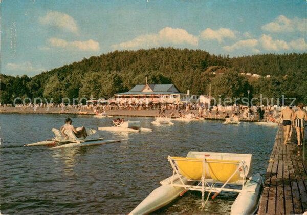 Lac Chambon Les pedalos et le chalet de la plage