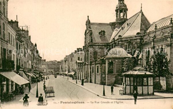 Fontainebleau Seine et Marne Rue Grande et l'Eglise