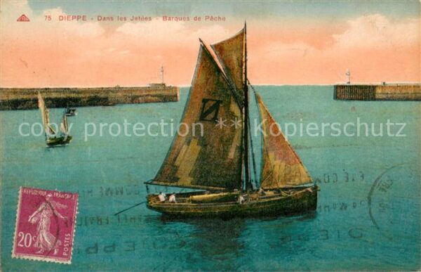 Dieppe 76 Dans les Jetees Barques de Peche
