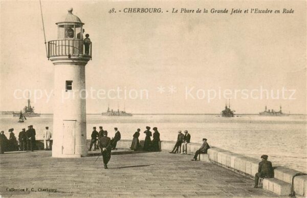 Cherbourg Le phare de la grande jetée et l'escadr