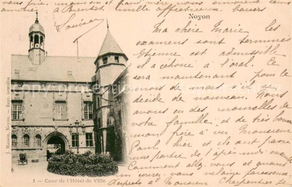 Noyon Oise Cour de l_Hôtel de Ville