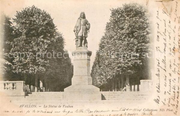 Avallon La Statue de Vauban