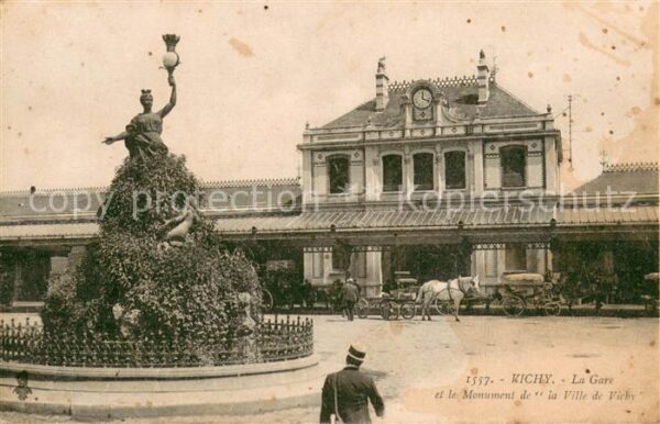 Vichy Allier La Gare et le Monument de la Ville de V