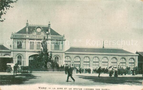 Vichy Allier La Gare et la Statue Deesse des Eaux