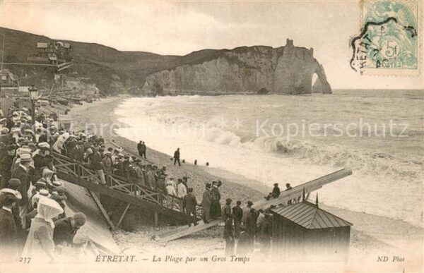Etretat La plage par un gros temps