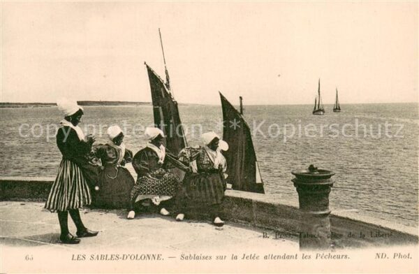 Les Sables-d Olonne Sablaises sur la jetée attendant les pê