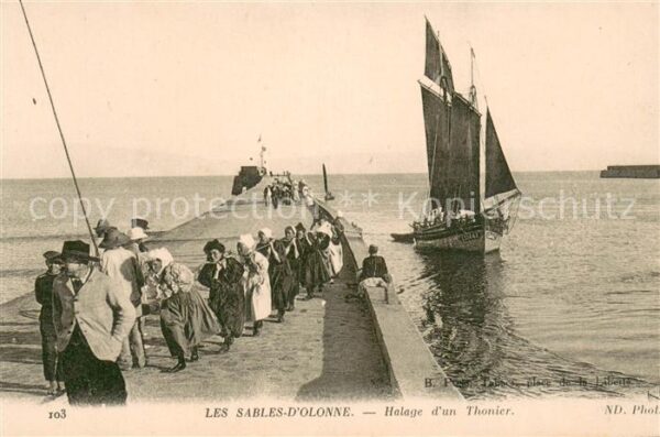Les Sables-d Olonne Halage d_un Thonier