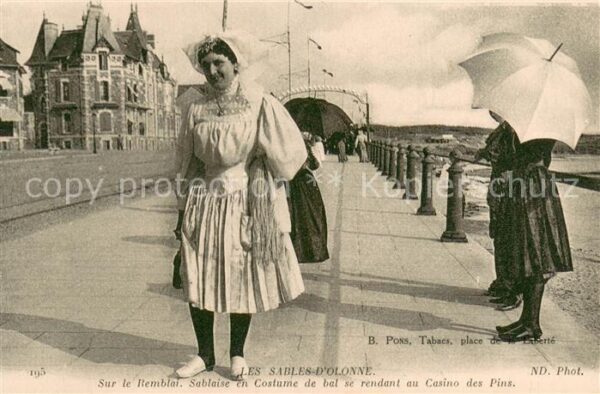 Les Sables-d Olonne Sur le remblai Sablaise en costume de b