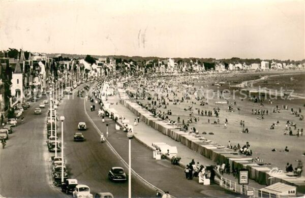 La Baule sur Mer Le remblai et la plage vers Pornichet
