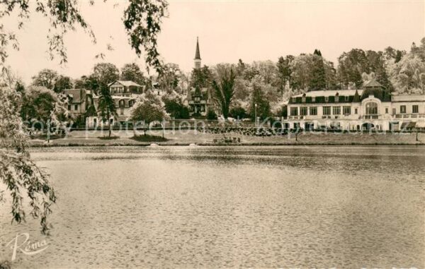 Bagnoles-de-l Orne Aux bords du lac