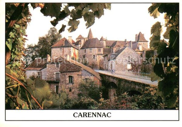 Carennac Le village a travers la vigne