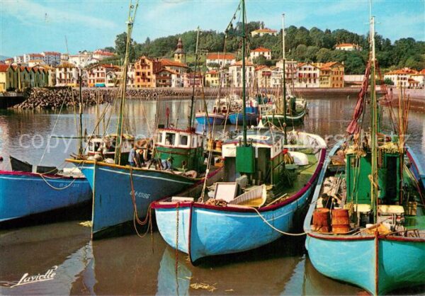 Saint-Jean-de-Luz Le port Bateaux de pêche au fond Quai M