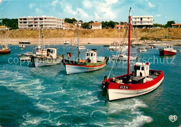 Tharon-Plage Le port bateaux de pêche et la plage