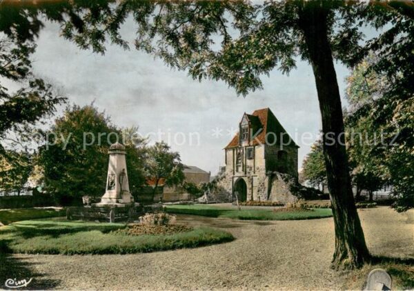 Auxonne Monument aux Morts et Porte Comte sa sq