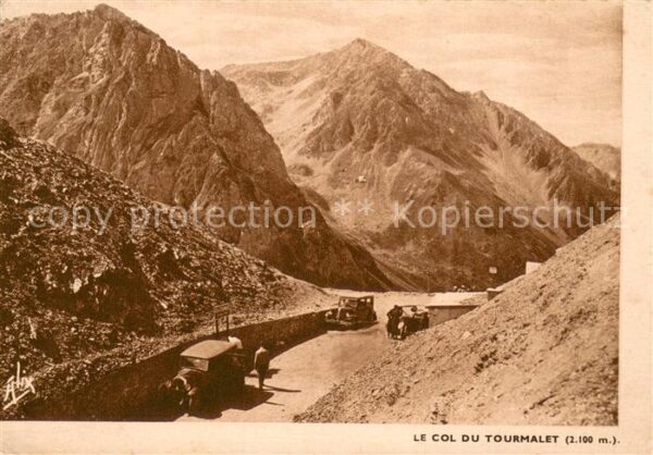 Col du Tourmalet La tranchee de la route automobile qui