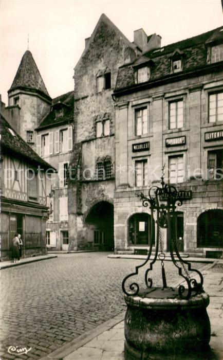 Semur-en-Auxois Porte Sauvigny et le vieux puits