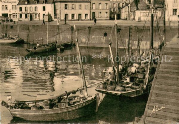 Cherbourg Barques dans l'Avant Port