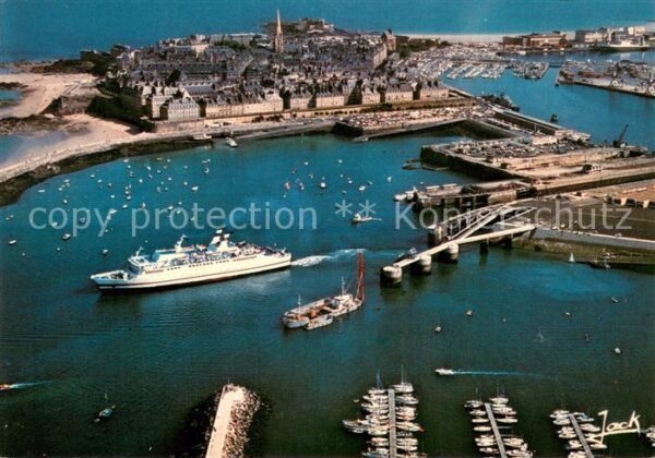 Saint-Malo 35 Car ferry l'Armorique devant la cité co
