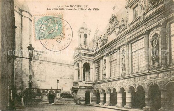 La Rochelle Charente-Maritime La cour intérieure de l_Hôtel de Ville