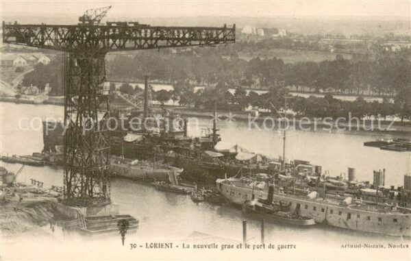 Lorient Morbihan Bretagne La nouvelle grue et le port de guerre