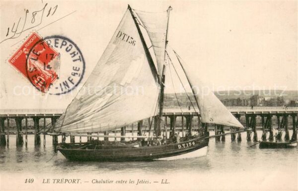 Le Treport Chalutier entre les Jetees