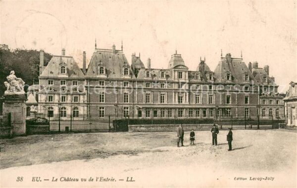 Eu 76 Le Chateau vu de l'Entree