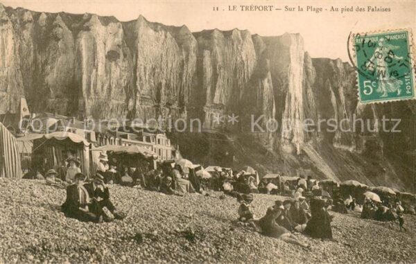 Le Treport Sur la Plage Au pied des Falaises