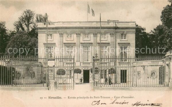 Versailles 78 Entree principale du Petit Trianon Cour