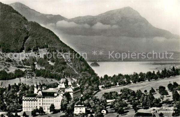 Schwyz mit Lowerzersee Alpen
