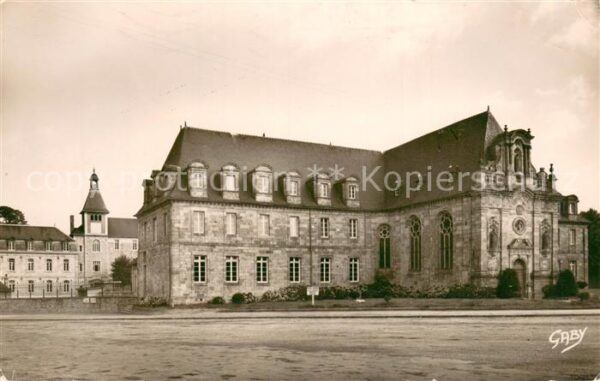 Guingamp 22 La vieille Chapelle et le Lycee Auguste