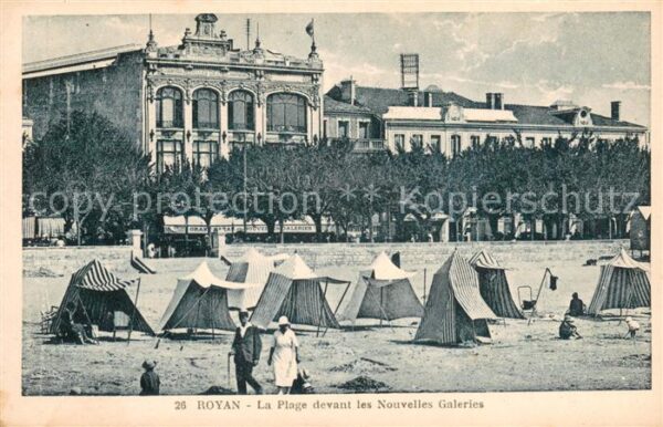 Royan 17 Plage devant les Nouvelles Galeries
