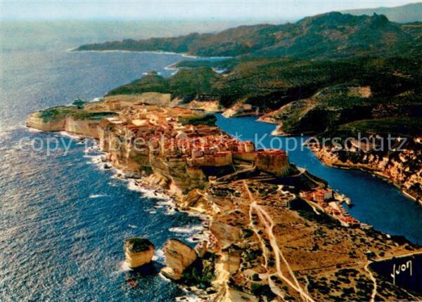 Bonifacio Corse du Sud Sur les falaises ville fortifiée et son