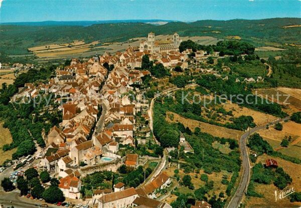 Vezelay Vue aerienne de la ville et la basiliqu