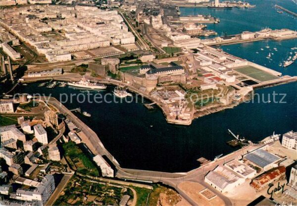 Brest 29 Vue aérienne du Chateau et le port de c