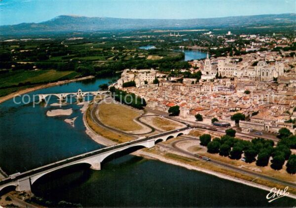 Avignon Vaucluse Le Rhône et la ville Ruines du Pont Sai