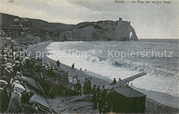 Etretat La plage par un gros temps
