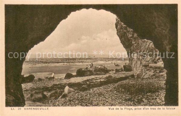 Varengeville-sur-Mer Vue de la plage prise d_un trou de la f