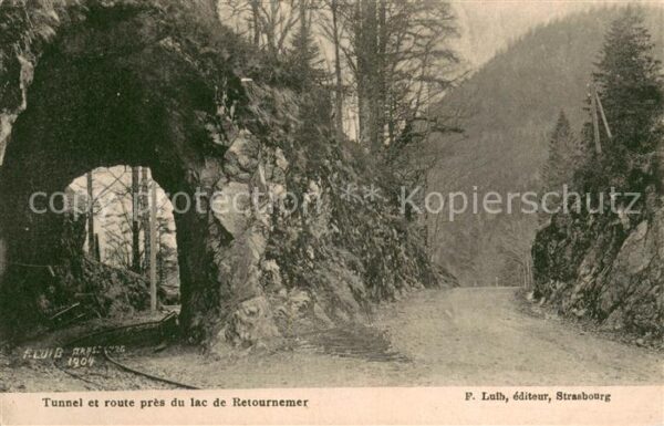 Lac de Retournemere Tunnel et route près du lac