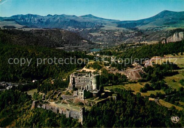 Murol Vue aerienne sur le Chateau de Murol le