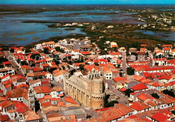 Les Saintes-Maries-de-la-Mer Eglise fortifiée et les Mas Camarguais