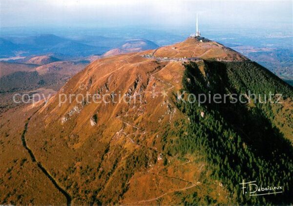 Puy-de-Dome et la chaîne des Puys vue aérienne