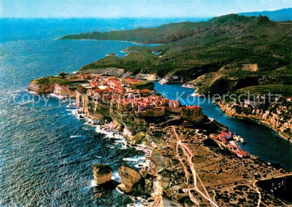 Bonifacio Corse du Sud La vlle fortifiee et son port Vue aerie