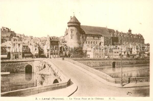 Laval 53 Vieux pont sur la Mayenne et le Chateau