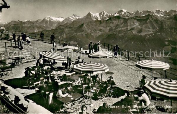 Niesen Kulm Sonnenterrasse mit Eiger Mönch und Jung